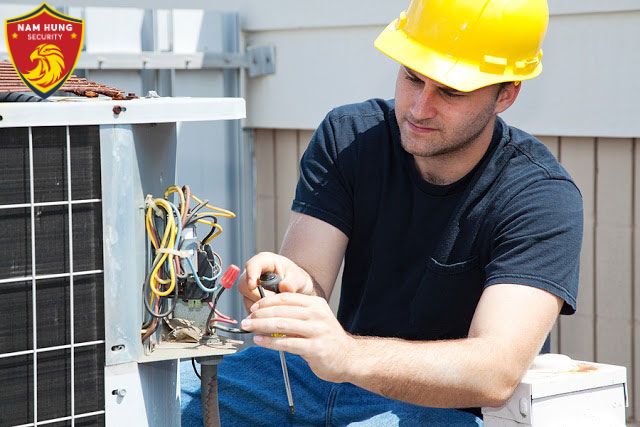 Cách Xử Lý Sự Cố Nước Vào Ổ Điện Bạn Nên Biết 4 Liên hệ các kỹ thuật viên sửa điện tại nhà đến kiểm tra và bảo trì.