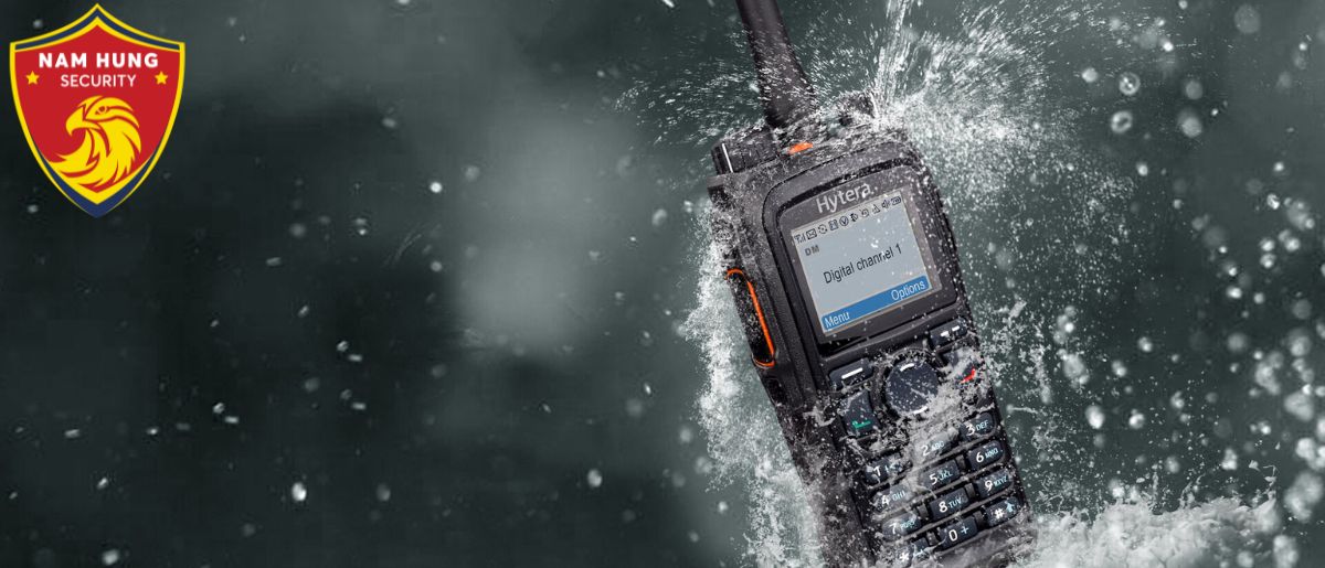 6 Lưu Ý Khi Sử Dụng Bộ Đàm Cầm Tay Bạn Nên Biết 3 Đừng để bộ đàm bị ngấm nước