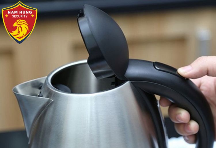 7 Cách Sử Dụng Ấm Siêu Tốc An Toàn, Phòng Chống Cháy Nổ 2 Cách sử dụng ấm siêu tốc an toàn - Không mở nắp ấm khi dùng