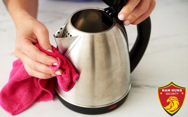 7 Cách Sử Dụng Ấm Siêu Tốc An Toàn, Phòng Chống Cháy Nổ 4 Nhớ làm sạch và vệ sinh phần thân