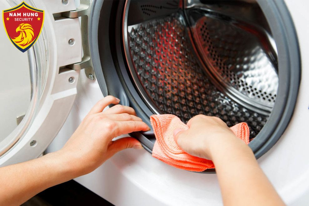 6 Cách Bảo Vệ Máy Giặt Luôn Bền Lâu Bạn Nên Biết 4 Chú ý vệ sinh lồng giặt thường xuyên
