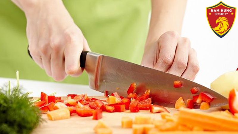 7 Lưu Ý Để Nấu Ăn An Toàn Để Ngăn Ngừa Tai Nạn 3 Sử dụng dao sắc an toàn