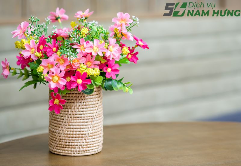 Cách Trang Trí Hoa Giả Trong Nhà Hợp Phong Thủy 2 Trang trí hoa giả giúp bạn tiết kiệm nhiều chi phí